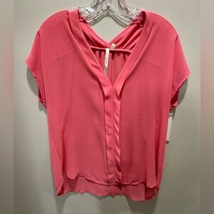 Short sleeve v neck pink blouse 
Size small